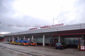 Autovuokraamo Perugia Lentokenttä